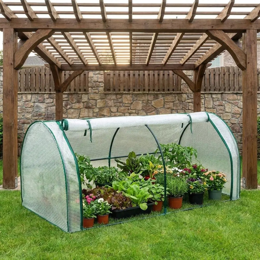 Mini Serre de Balcon AIRA — housse protectrice, ambiance terrasse minimaliste