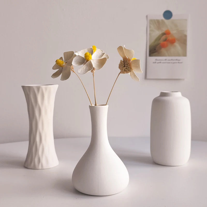 Vase en Céramique Blanche AIRA — silhouette nordique, ambiance intérieur minimaliste (vue 3)