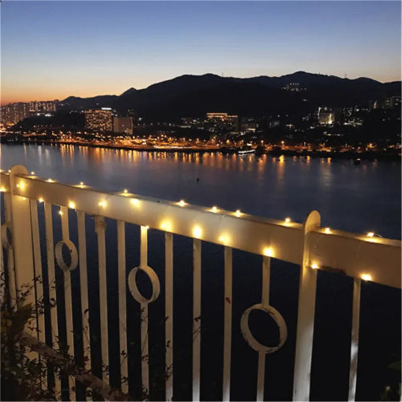 Guirlande Solaire Fil de Cuivre AIRA — duo extérieur, ambiance terrasse minimaliste (vue 3)