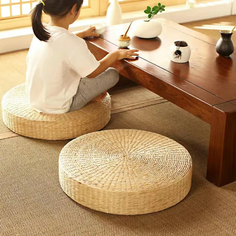 Coussin de Sol Rond Tressé AIRA — paille naturelle, ambiance intérieur minimaliste